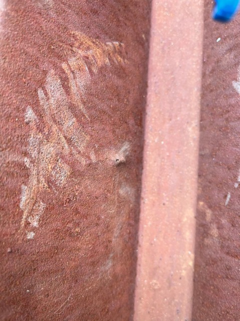 穴の開いた金属屋根